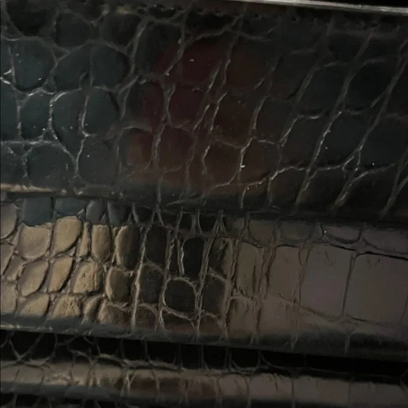 Elegant Black Crocodile-Embossed Handbag - Picture 4 of 6